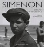 Quelque 3000 photographies ont t ralises par Simenon dans les annes 1930-1935, pendant ses voyages et reportages effectus  travers le monde, en des lieux aujourd'hui chargs d'actualit : l'Afrique, les pays de l'Est de l'Europe, la Russie, l'Amrique centrale. A cette poque, Simenon vit une priode de grande exaltation cratrice. Il conoit son univers romanesque et crit ses premiers"romans durs ".C'est aussi l'poque de photographes clbres, comme Brassa ou Robert Doisneau, celle des premiers reporters photographes et des priodiques photographiques, comme Vu et Lire.